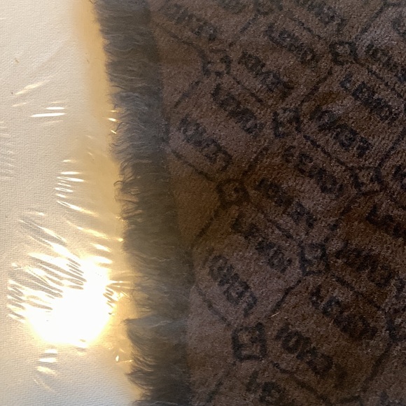 Fendi wool winter scarf - Picture 3 of 3